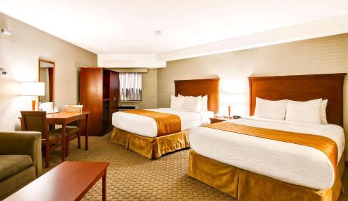 Queen Room with Two Queen Beds and Sofa Bed- Non-Smoking