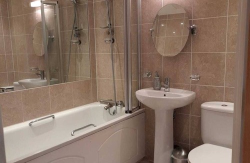 Oakleigh Apartment | Spacious 2 bed North London flat with balcony and parking, sleeps 5