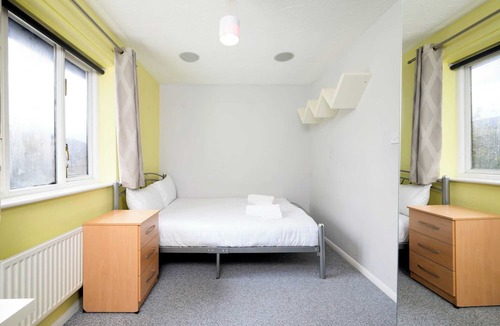 Canning Town House | Welcoming London Townhouse - Near Attractions and Public Transit