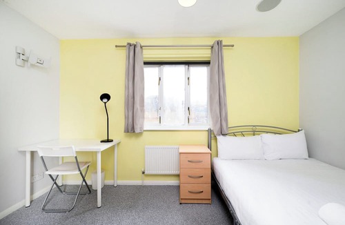 Canning Town House | Welcoming London Townhouse - Near Attractions and Public Transit