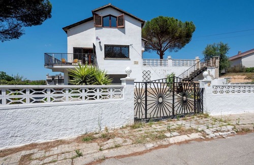 Mas Altaba House | Stunning private villa for 8 people with private pool, WIFI, TV, patio and parking