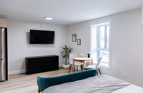 Kitchener Apartment | Trendy 1 Queen Bed Studio Prime DT Location!