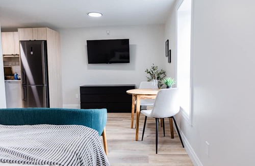 Kitchener Apartment | Trendy 1 queen bed studio Prime DT location