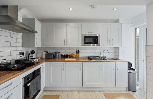 Vange House | Cosy 3-Bed House Basildon | Contractors | Parking