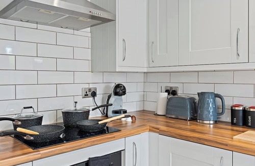 Vange House | Cosy 3-Bed House Basildon | Contractors | Parking