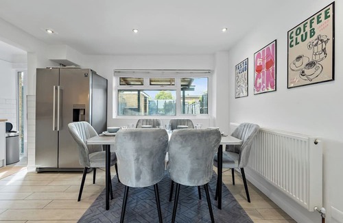 Vange House | Cosy 3-Bed House Basildon | Contractors | Parking