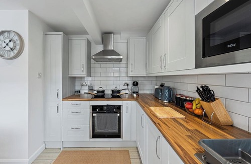 Vange House | Cosy 3-Bed House Basildon | Contractors | Parking