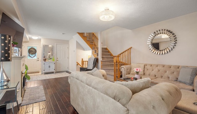 Spacious 5-bedroom house in wonderful Hamilton with fitness room, WiFi .