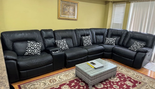 Centrally located 3 Bedroom townhome with parking & Wifi