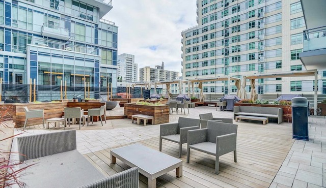 Spacious 2+1 Bedroom in Luxury Building with Access to LCBO, Loblaws, Starbucks