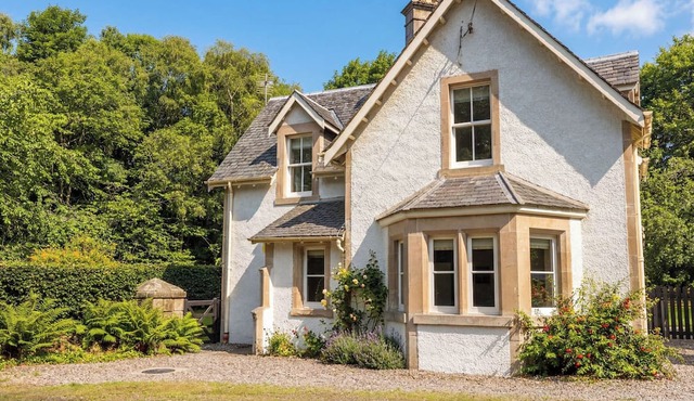 STATION LODGE, pet friendly, country holiday cottage in Forres