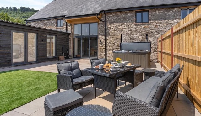 4 Bed in Llanellen (oc-s44950)