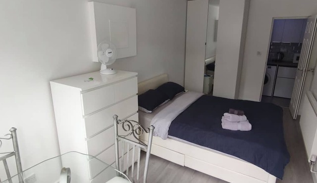 Bright & Stylish Studio Flat