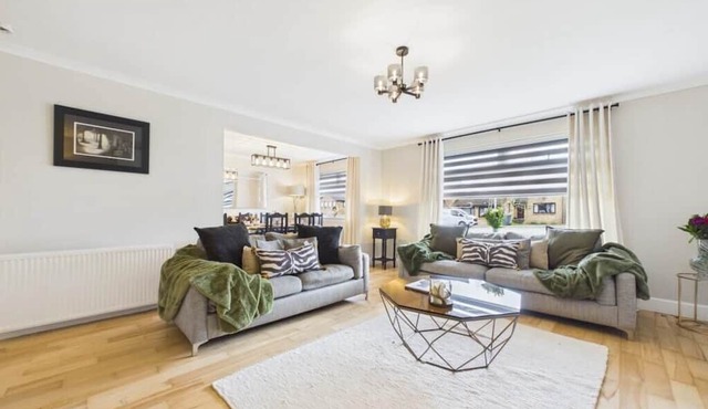 Luxury 5 bedroom 3 bathroom property village location Hamilton