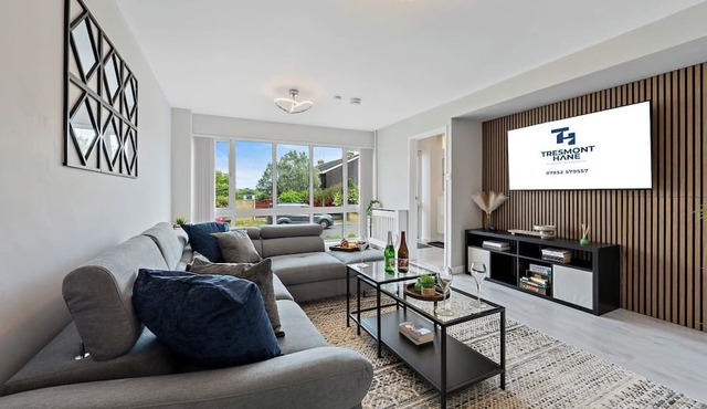 Cosy 3-Bed House Basildon | Contractors | Parking