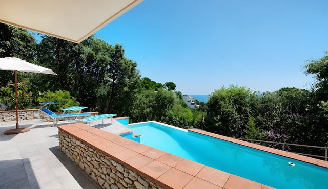Villa Roberta – Pool, Garden, WiFi & Private Parking, Privacy in the Pinewood