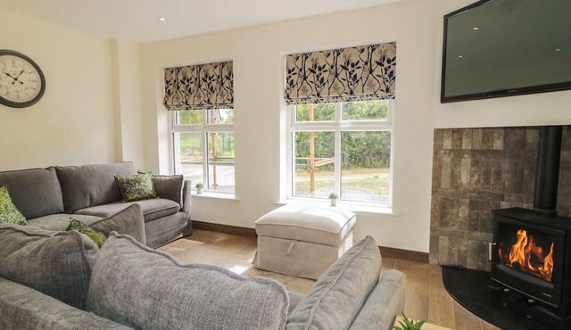 BROOK COTTAGE, pet friendly, with open fire in Coleraine
