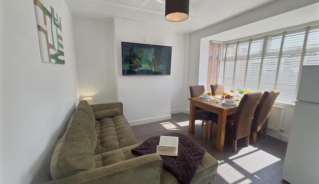 Home in Scunthorpe | Sleeps 6 | on site Parking