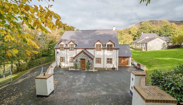 Large Self Catering Holiday Home near Conwy | Sycamorwydden